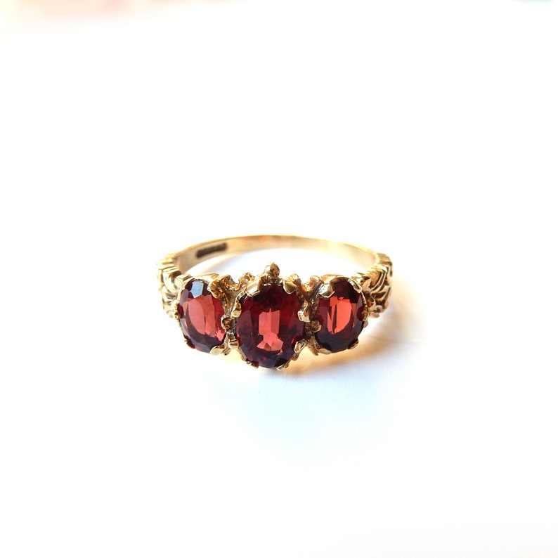 Vintage 9ct Gold Almandine Garnet Trilogy Ring