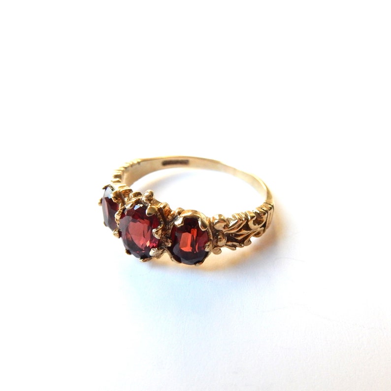 Vintage 9ct Gold Almandine Garnet Trilogy Ring
