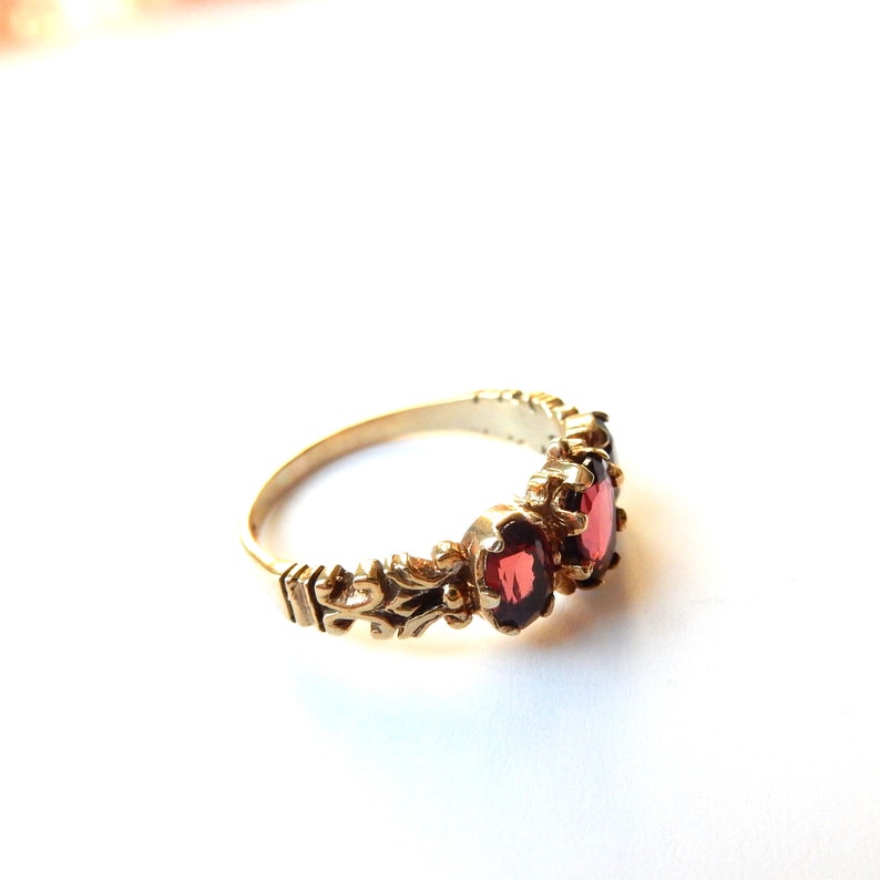 Vintage 9ct Gold Almandine Garnet Trilogy Ring