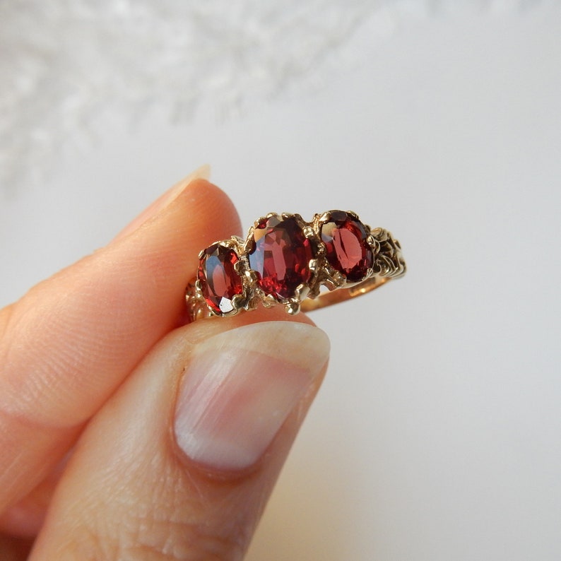 Vintage 9ct Gold Almandine Garnet Trilogy Ring