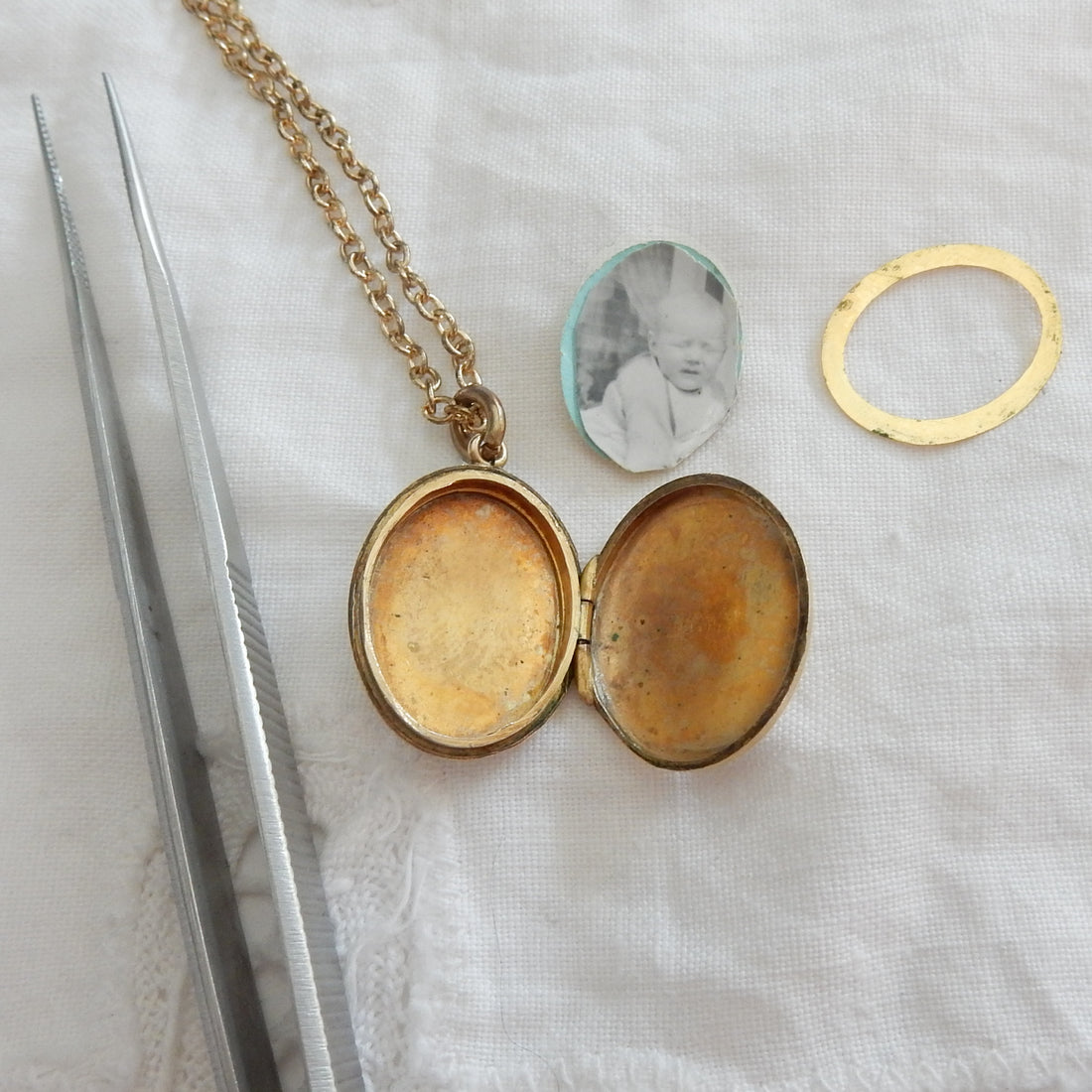 How to Fix a Photo Inside Your Vintage Locket: A Step-by-Step Guide