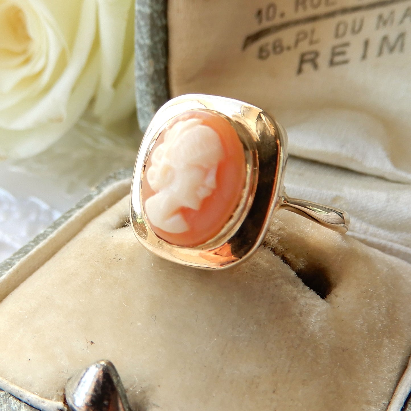 Vintage 9CT Gold Shell Cameo Ring