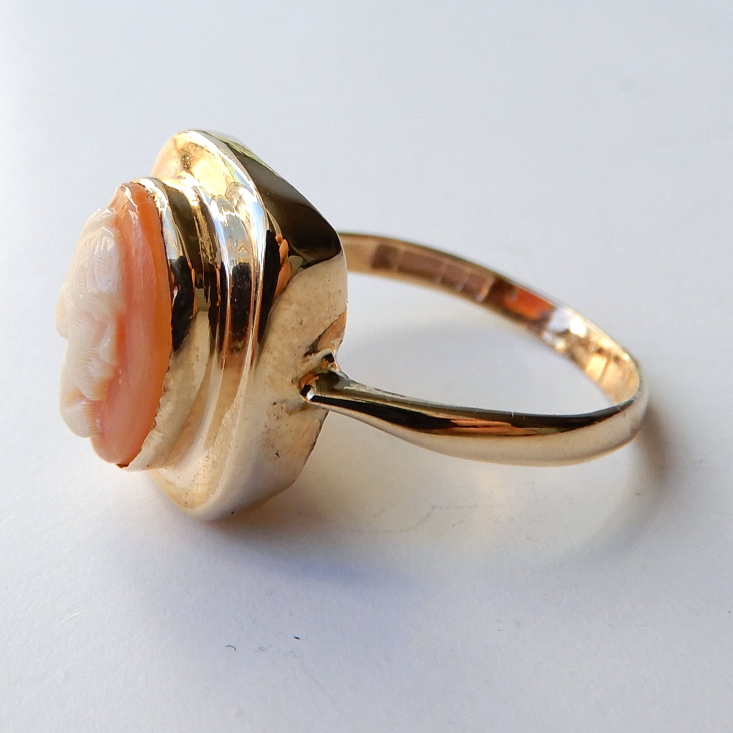 Vintage 9CT Gold Shell Cameo Ring