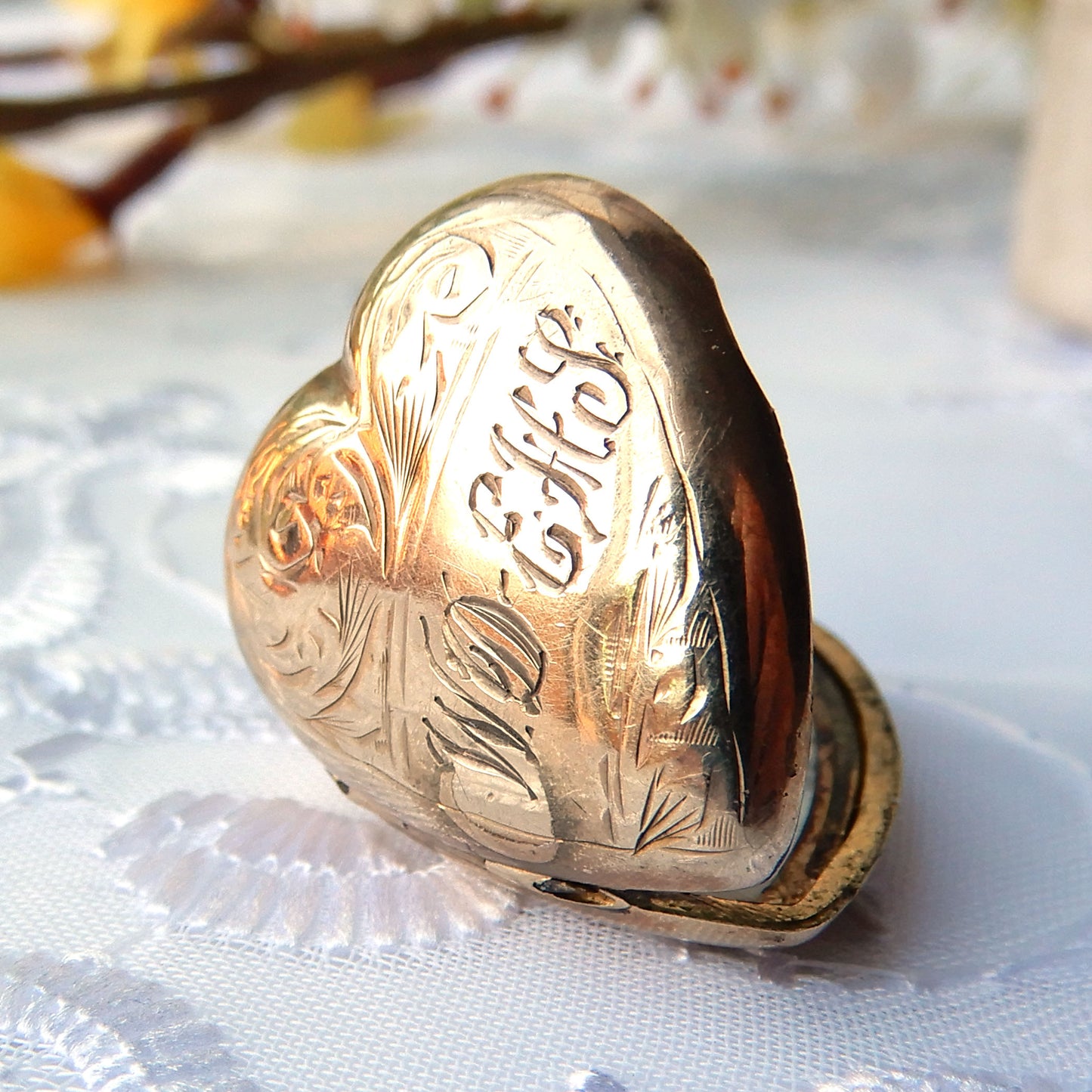 Vintage 9ct Gold Back & Front Heart Locket