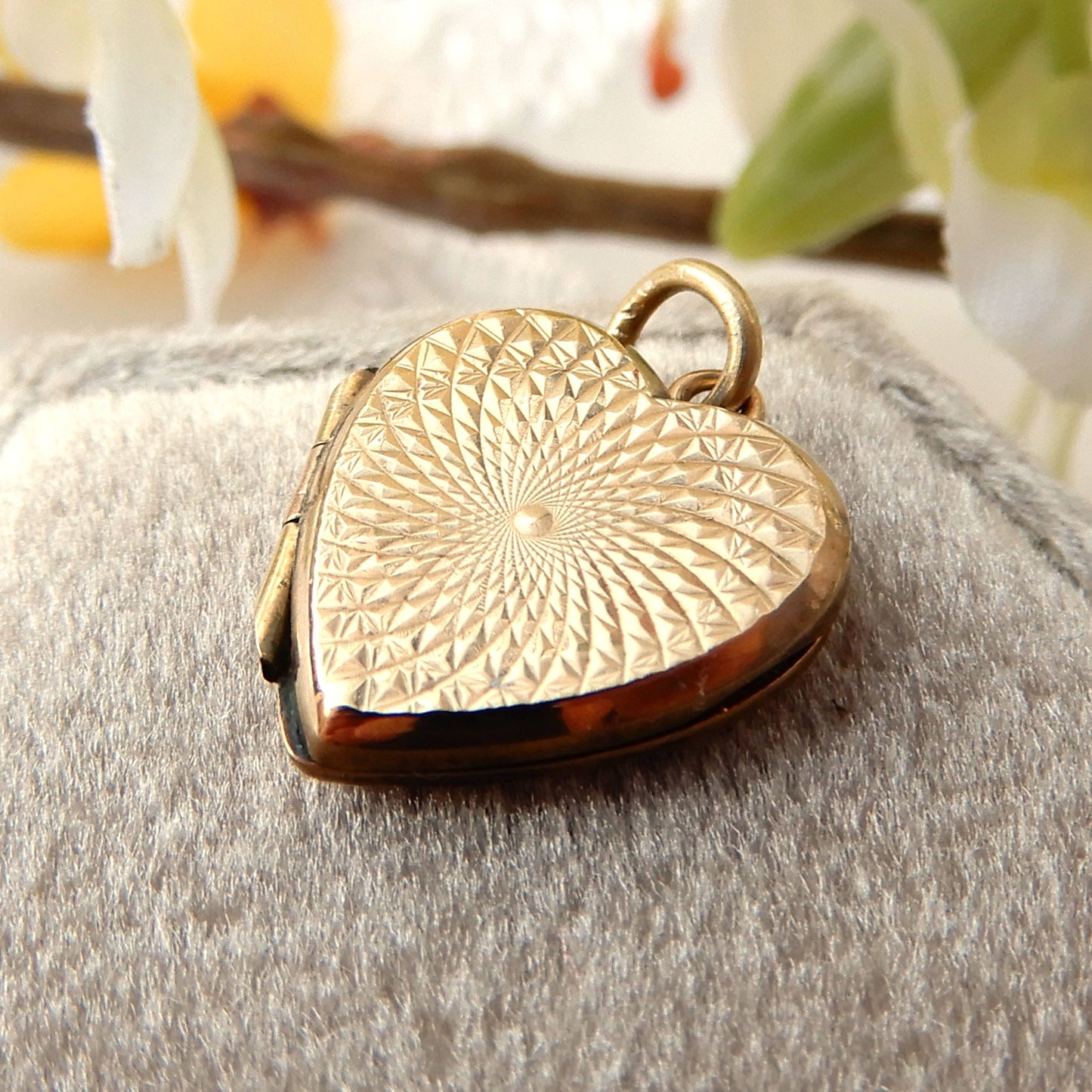 Vintage 9ct Gold Back & Front Heart Locket