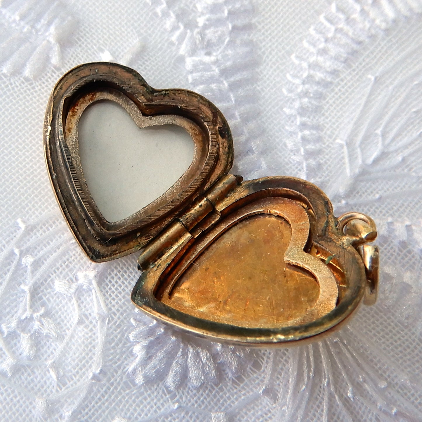 Vintage 9ct Gold Back & Front Heart Locket