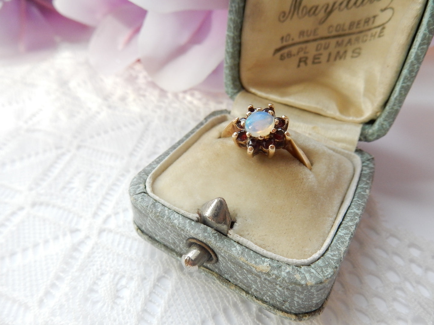 Pretty Vintage 9ct Gold Opal & Garnet Daisy Ring