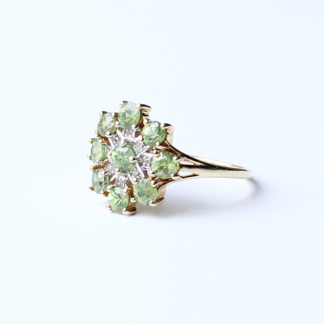 Pretty 9ct Green Zircon Flower Ring US 8 3/4 UK S