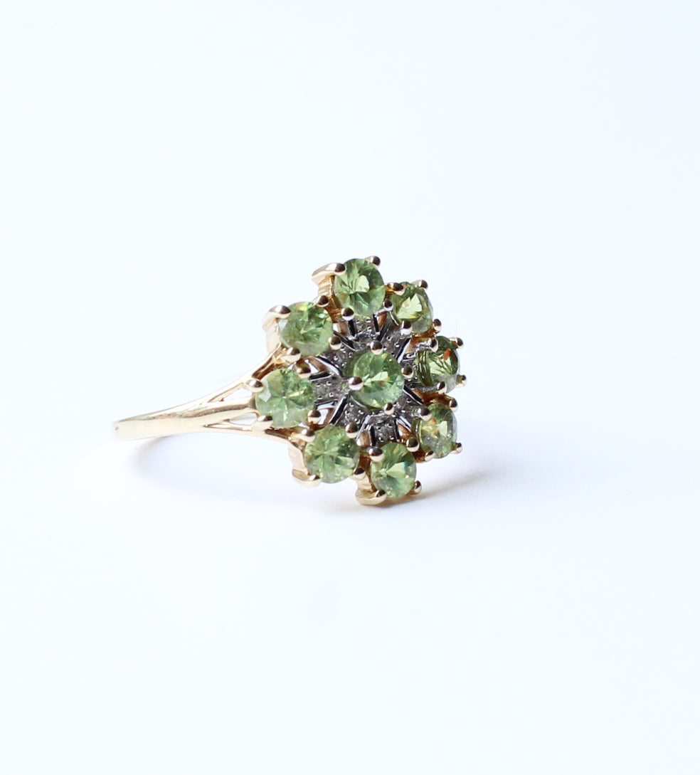 Pretty 9ct Green Zircon Flower Ring US 8 3/4 UK S