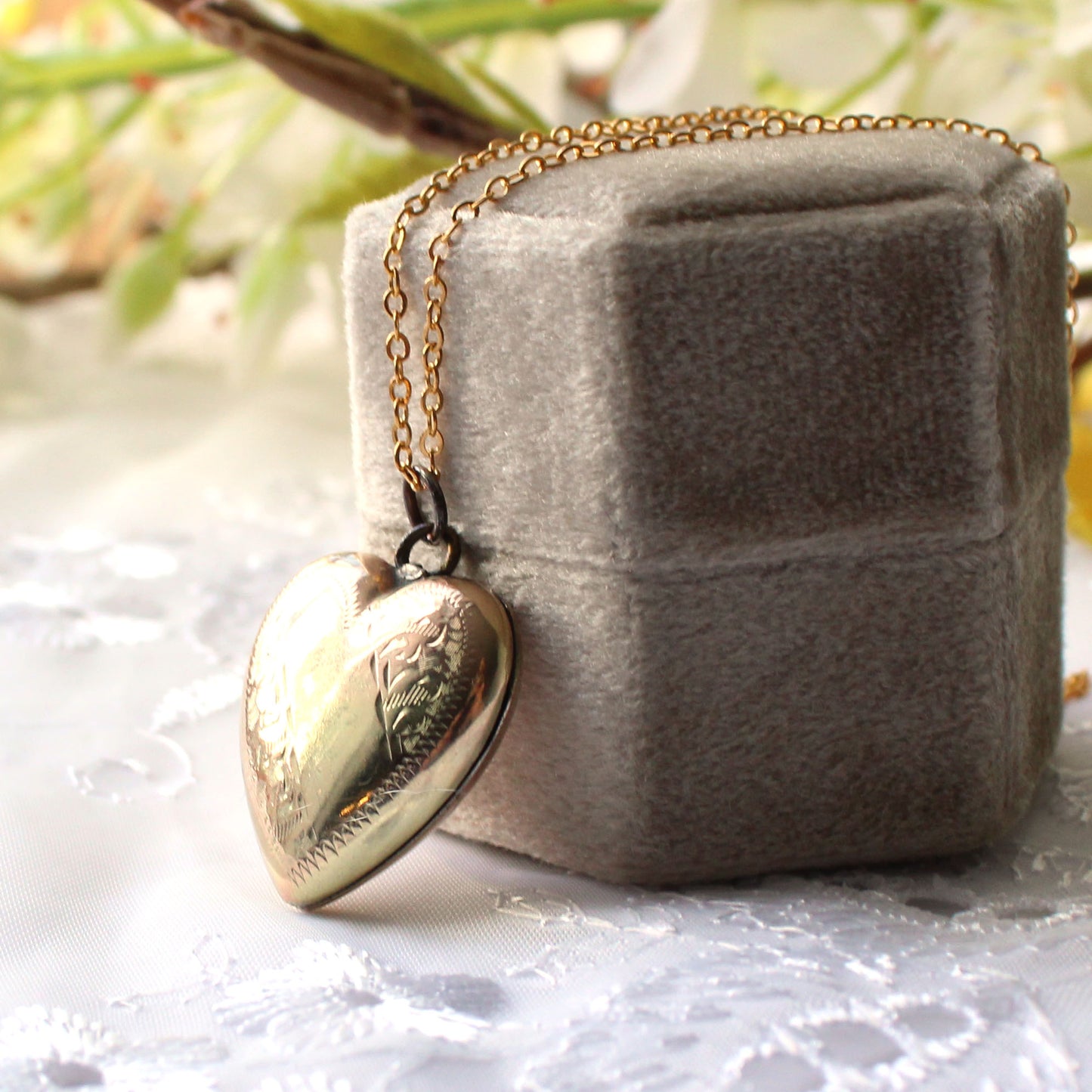 Vintage 9ct Gold Back & Front Heart Locket