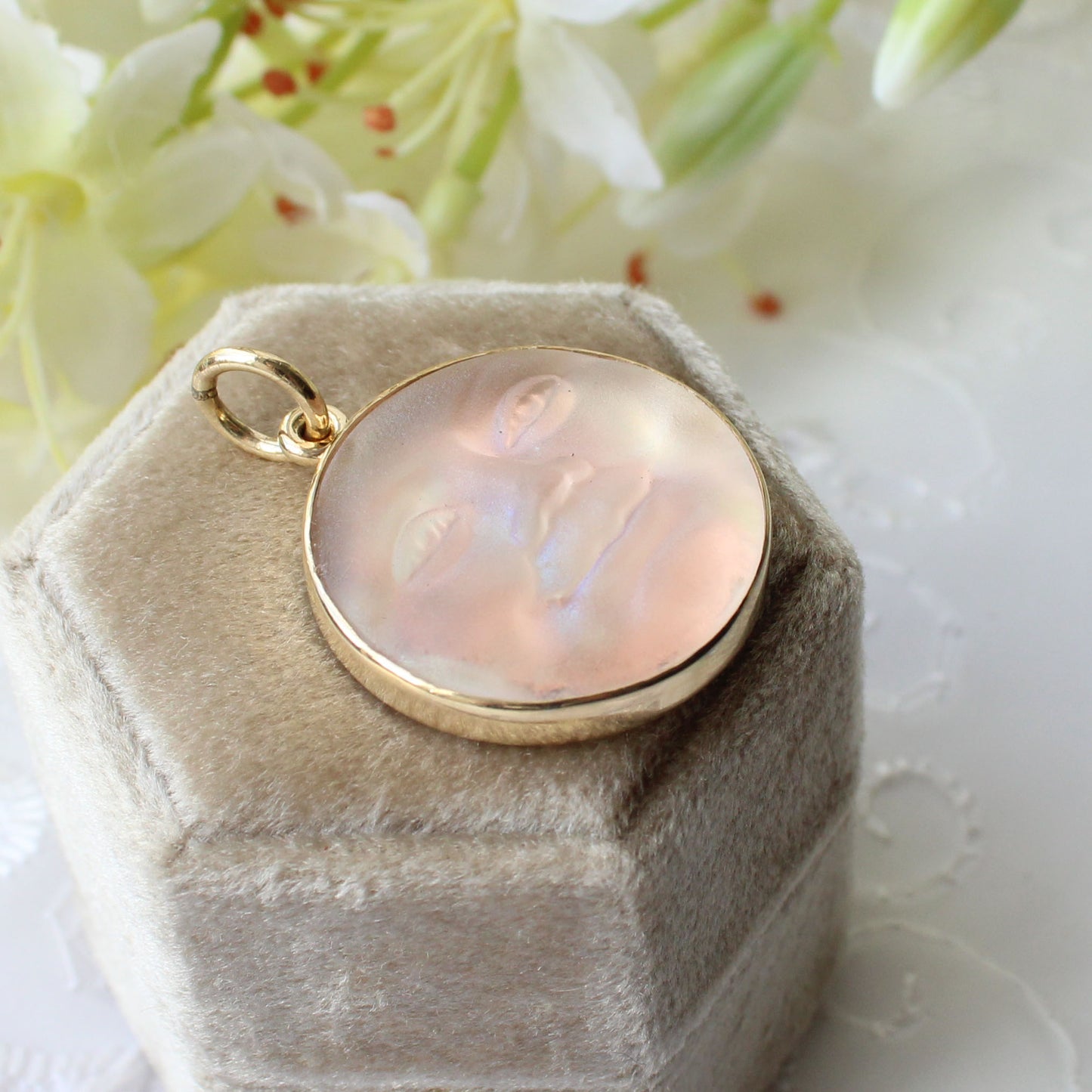 9ct Gold Carved Moon Face Pendant