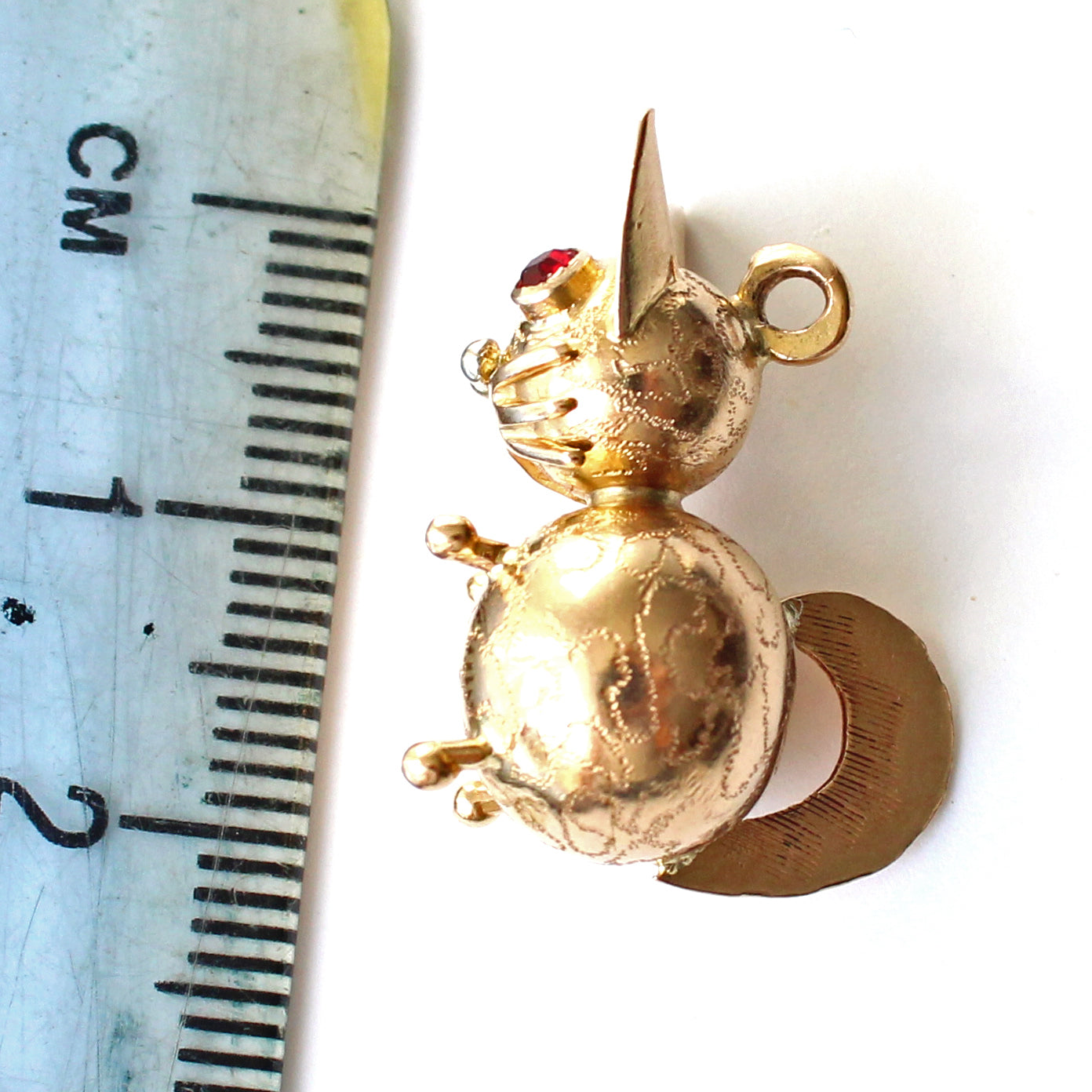 Cute 9ct Gold Garnet Cat Pendant (3.1grams)