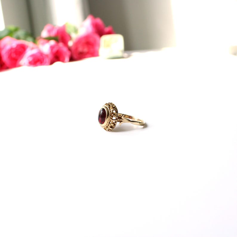 Vintage 9ct Gold Garnet Cabochon Ring