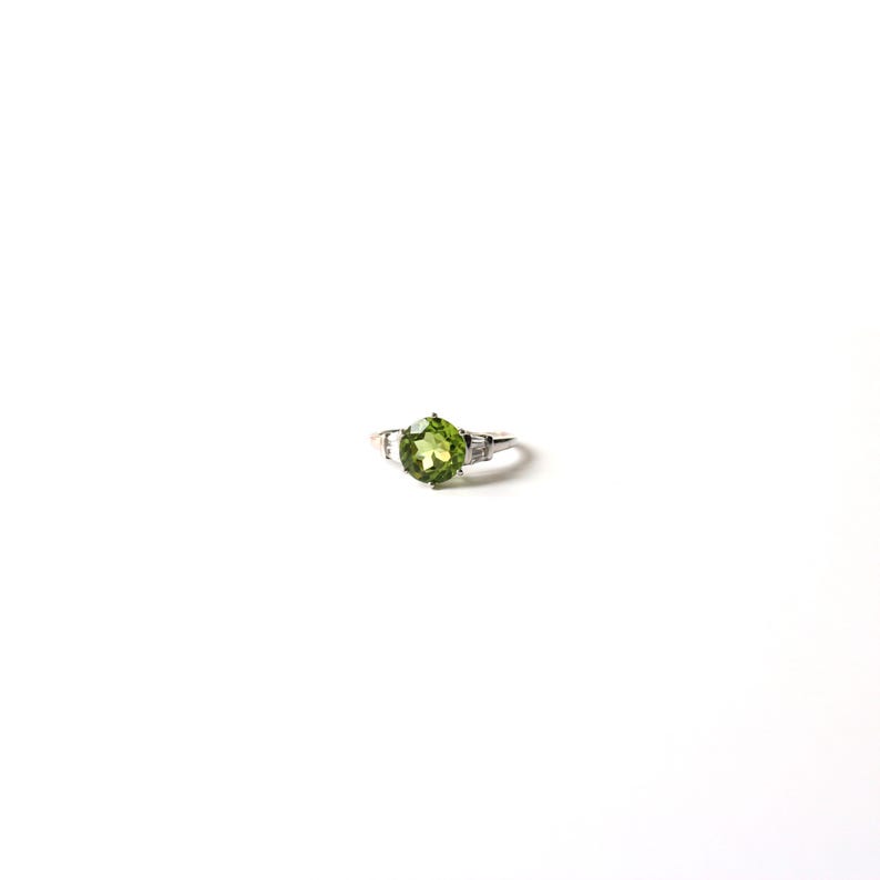 9ct White Gold Peridot & White Sapphire Ring