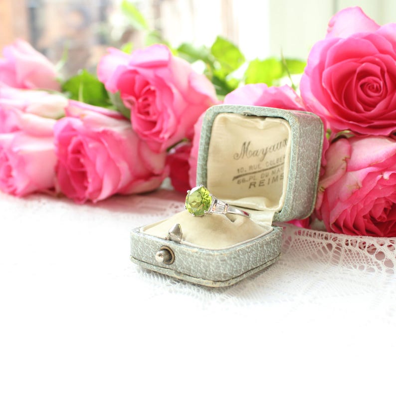 9ct White Gold Peridot & White Sapphire Ring