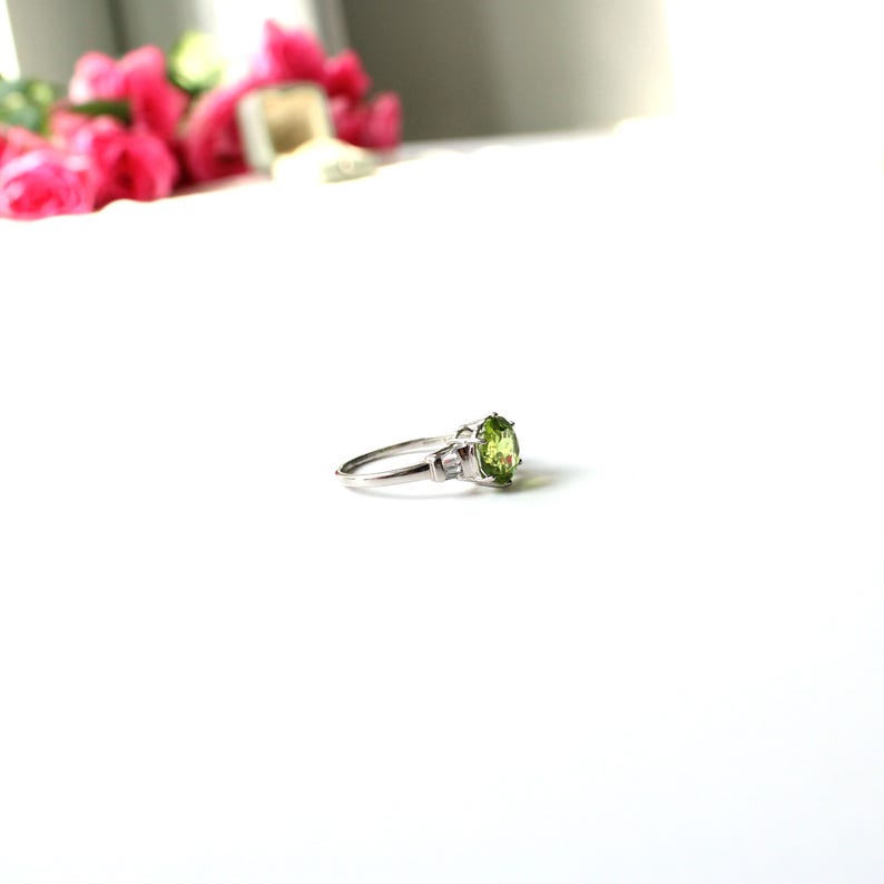 9ct White Gold Peridot & White Sapphire Ring