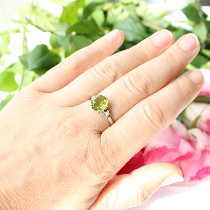 9ct White Gold Peridot & White Sapphire Ring