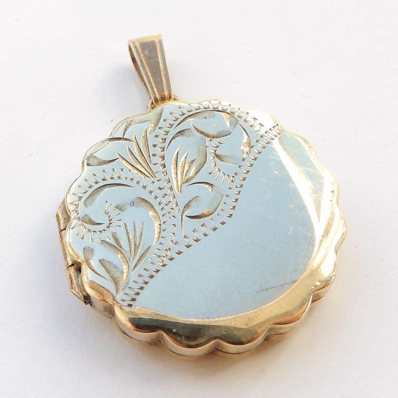 Vintage Rolled Gold Scallop Edge Locket