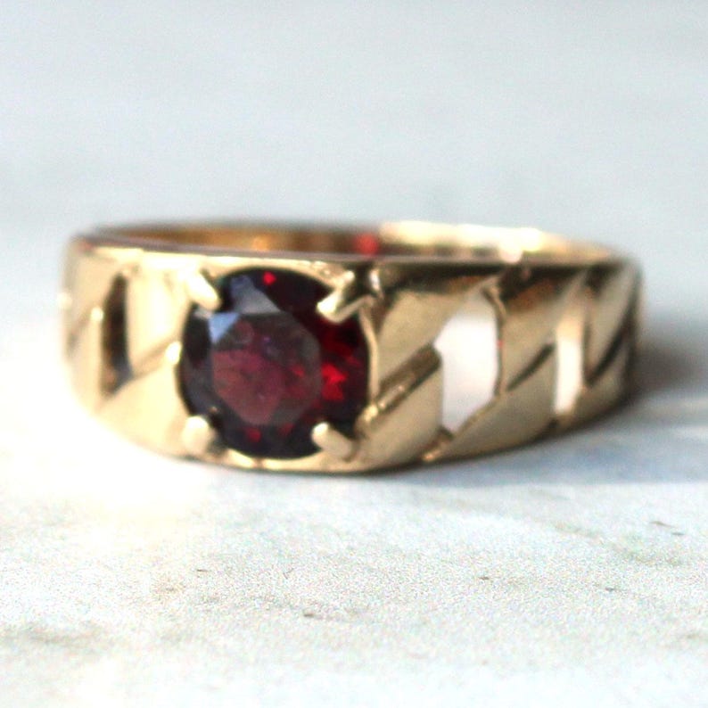 Vintage 9ct Gold Garnet Ring