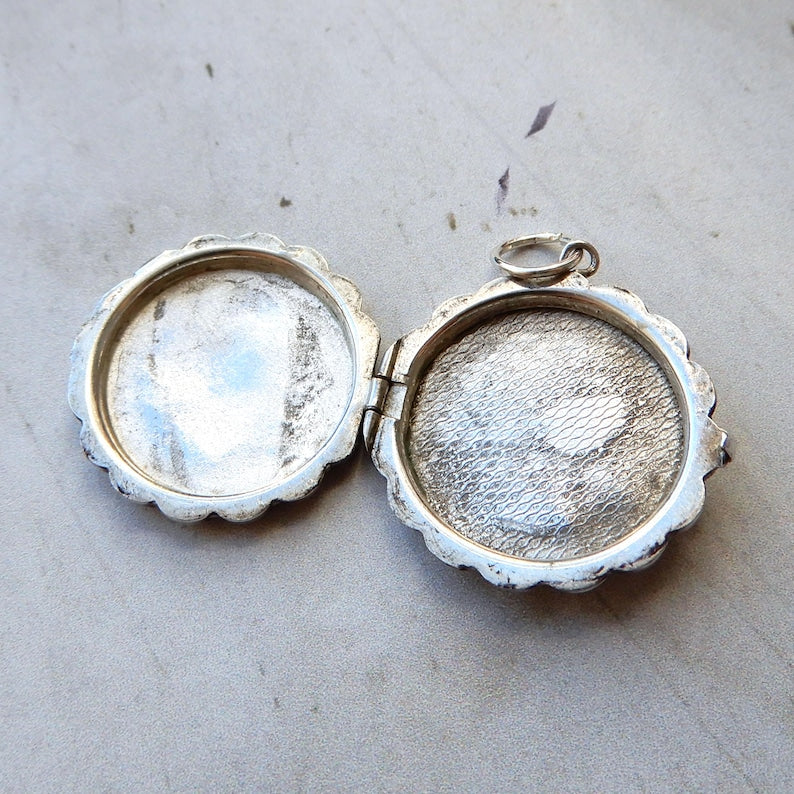 Vintage Sterling Silver Etched Scallop Locket