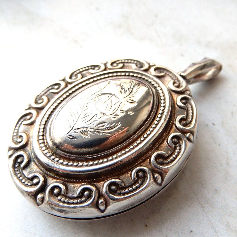 Large Victorian Solid Silver Locket (20.3grams)