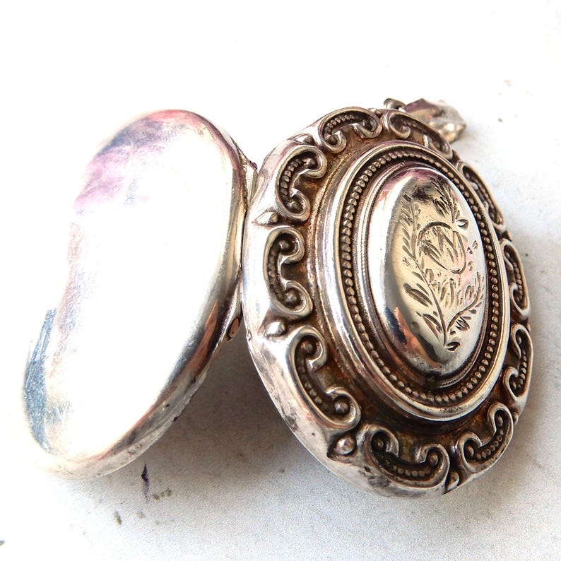 Large Victorian Solid Silver Locket (20.3grams)