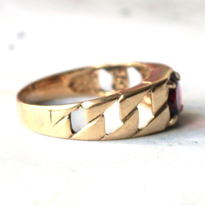 Vintage 9ct Gold Garnet Ring