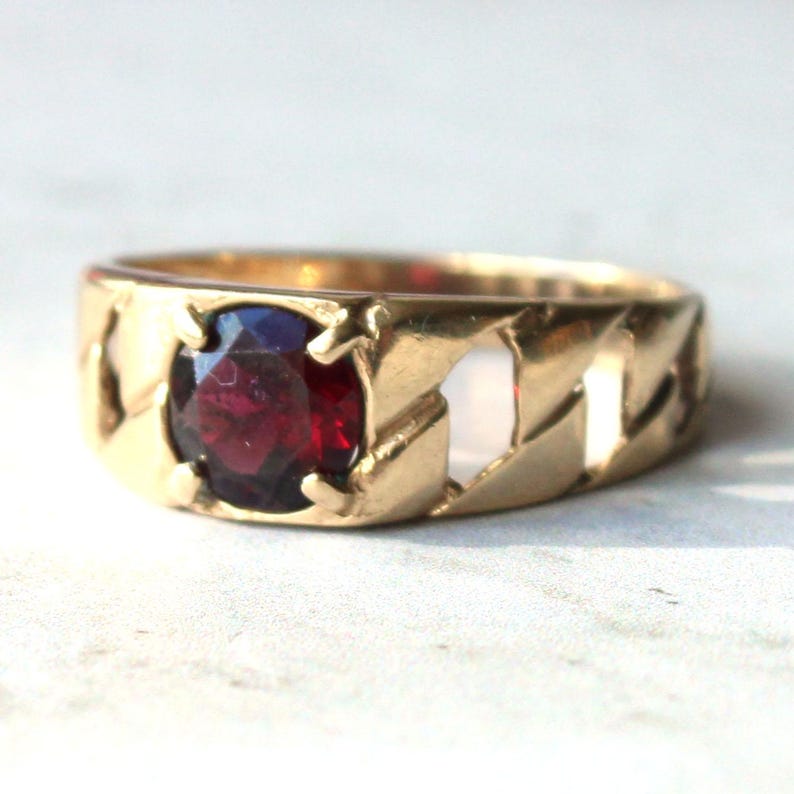 Vintage 9ct Gold Garnet Ring