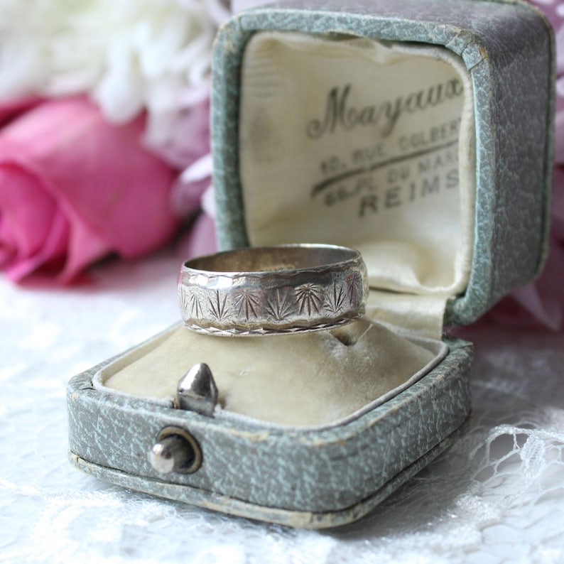 Vintage Sterling Silver Embossed Band UK W 1/2