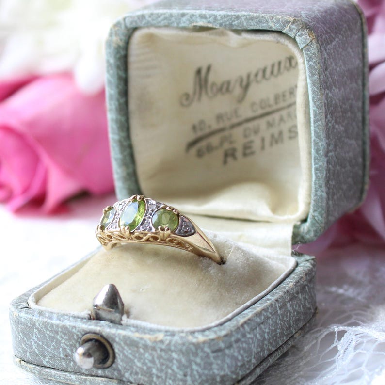 Vintage 9ct Gold Peridot & Diamond Ring UK Size M