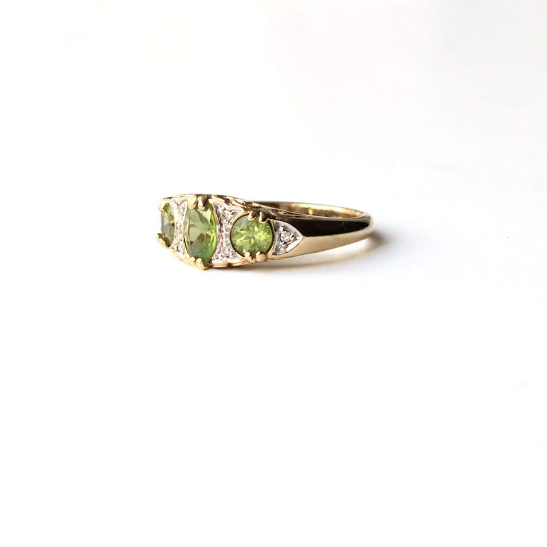 Vintage 9ct Gold Peridot & Diamond Ring UK Size M