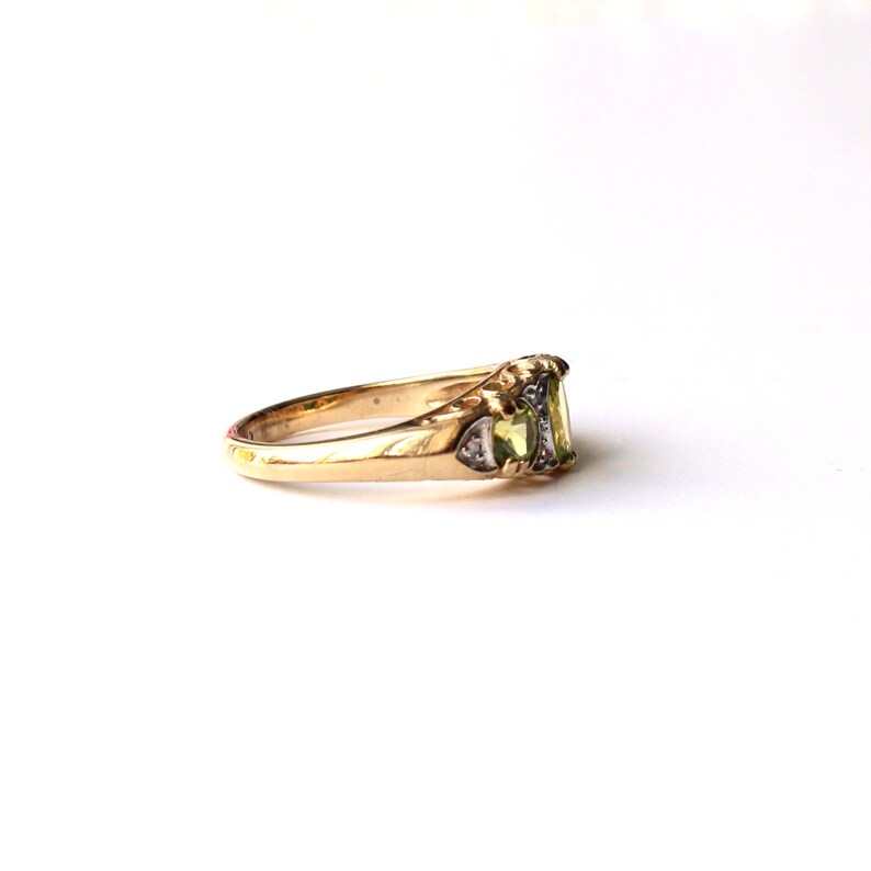 Vintage 9ct Gold Peridot & Diamond Ring UK Size M