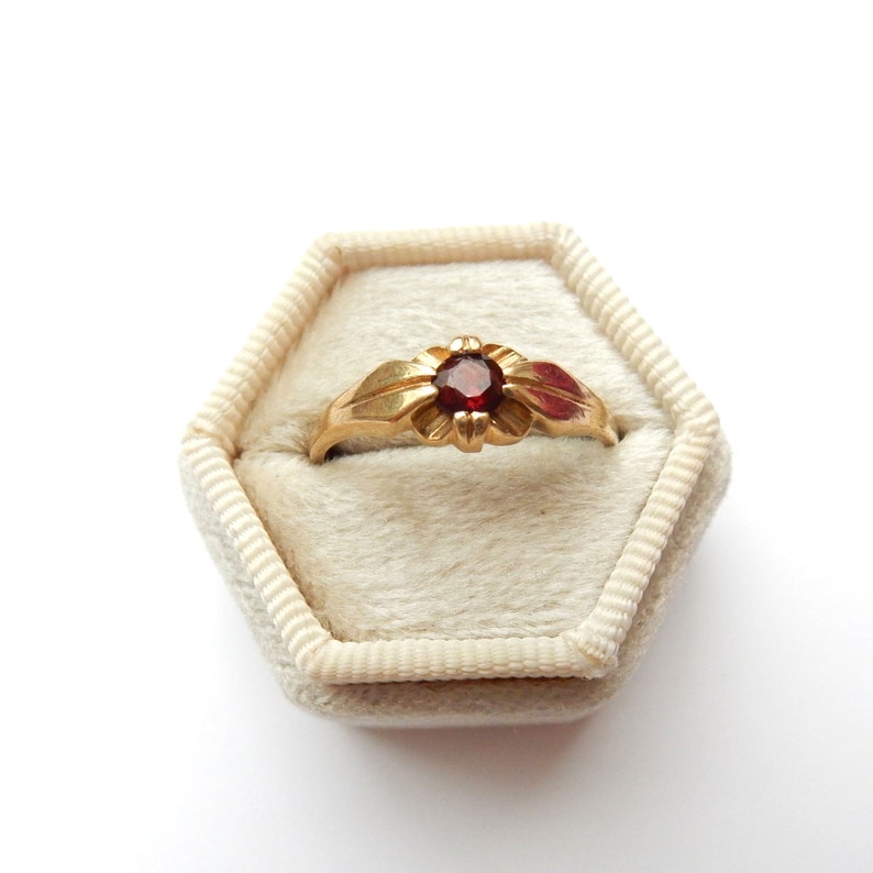 Second hand 9ct gold Garnet 3 stone Ring size L½