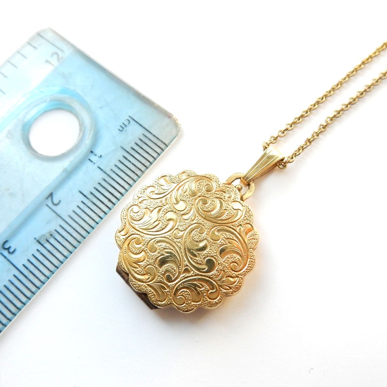 Vintage 14ct Rolled Gold Scallop Edge Locket & Chain