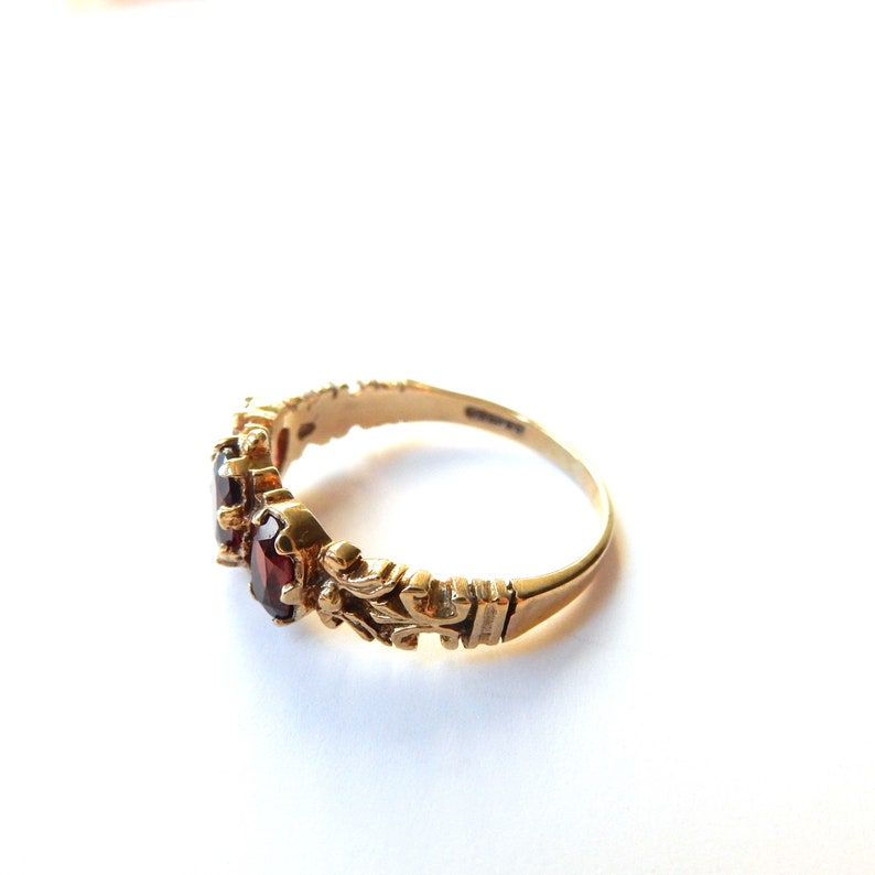 Vintage 9ct Gold Almandine Garnet Trilogy Ring